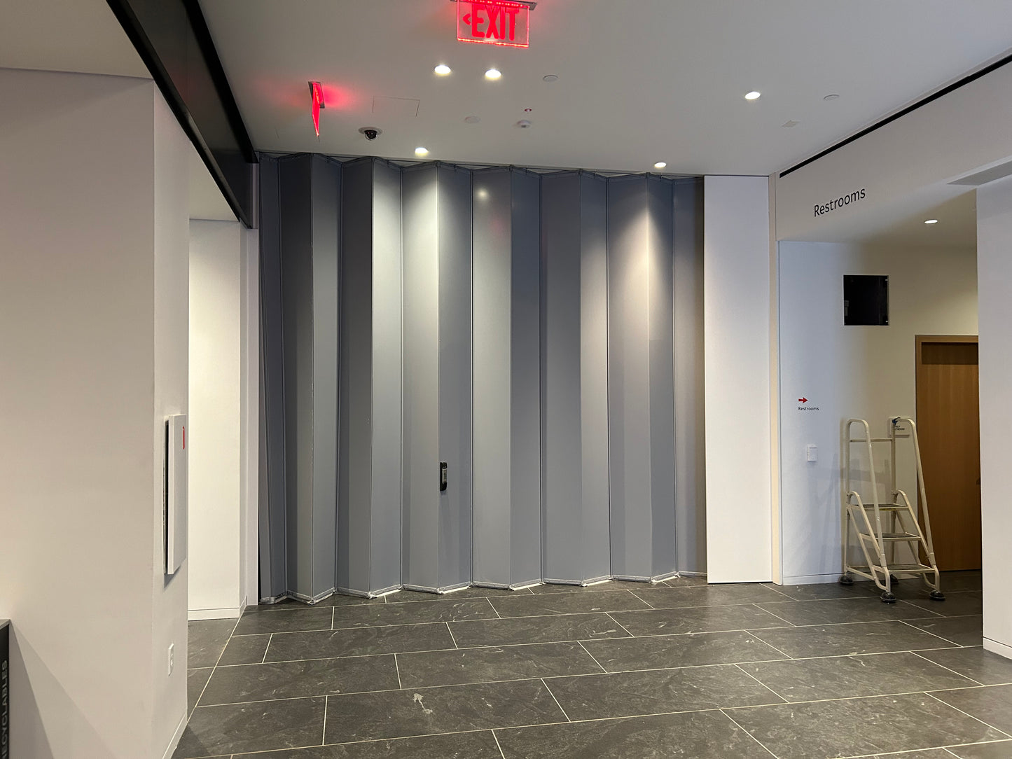 Model AC8800CP | Accordion with Paddle Egress